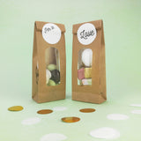 Due sacchetti quadrati di carta color avana con finestra, con due etichette tonde, pieni 