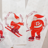 Dettaglio di sacchetti di carta bianca con simboli natalizi 