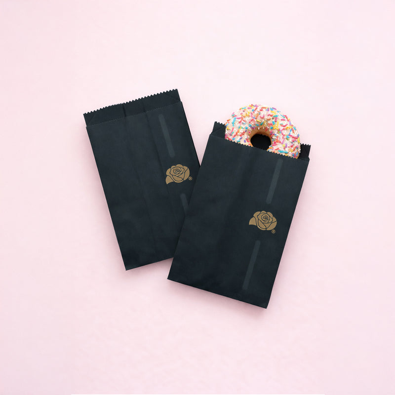 Sacchetti, due, di carta neri, uno vuoto ed uno con una donut colorata