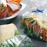 Cibo dentro vaschette in sacchetti trasparenti 