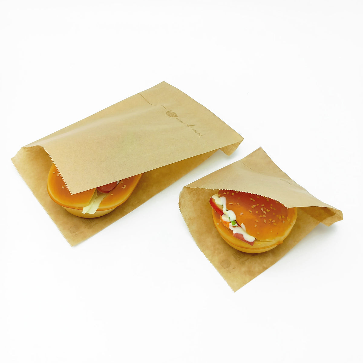 Sacchetto color avana, con dentro un panino, due diverse misure
