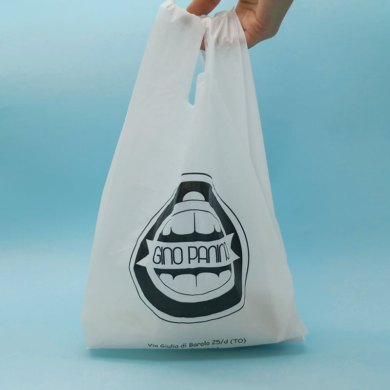 Sacchetto bianco compostabile personalizzato retto da una mano 