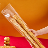 Sacchetto microforato , mostrato con del pane, dentro, retto da una mano. Sfondo rosso