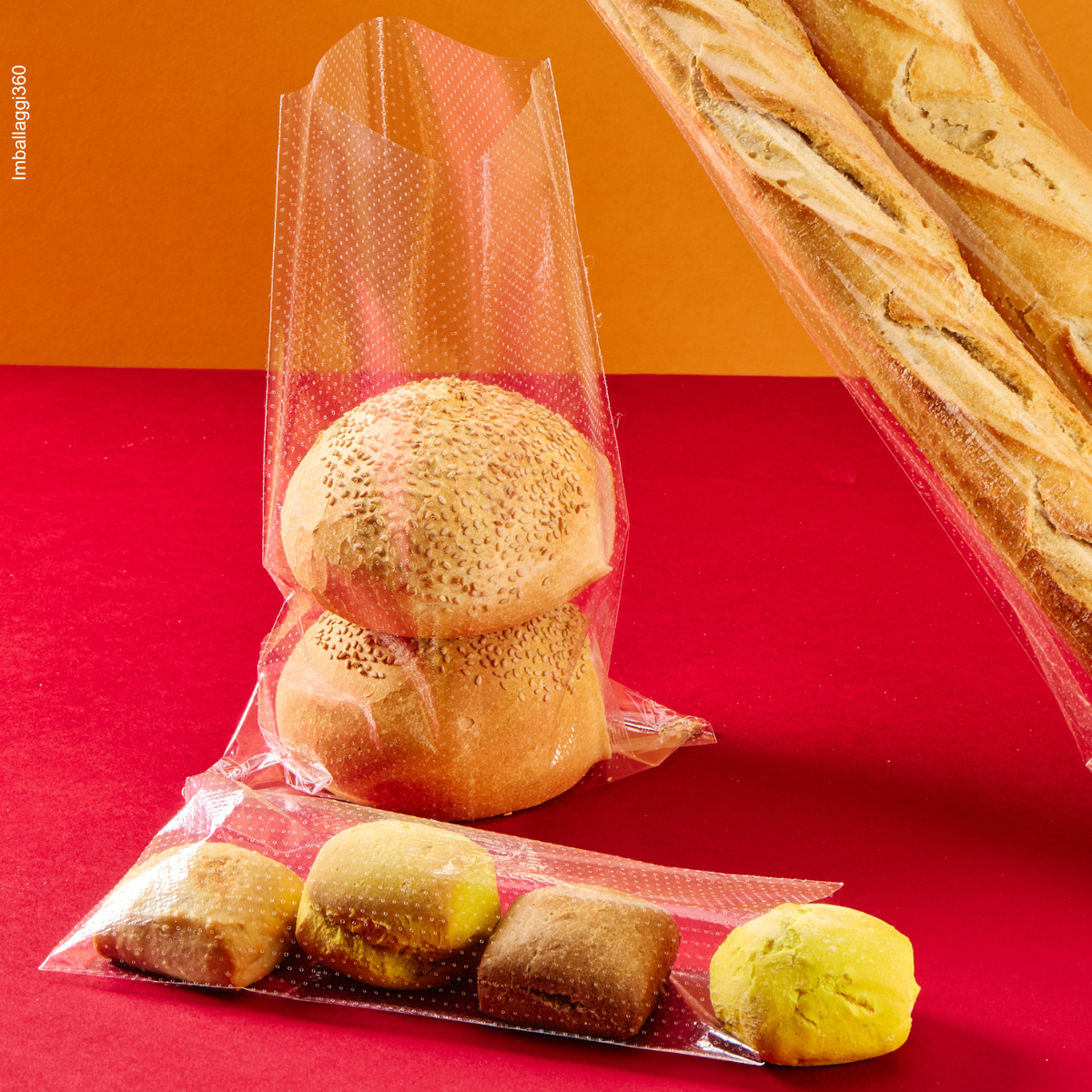 Sacchetto microforato , mostrato con del pane, dentro, anche steso. Sfondo rosso