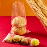 Sacchetto microforato , mostrato con del pane, dentro, anche steso. Sfondo rosso