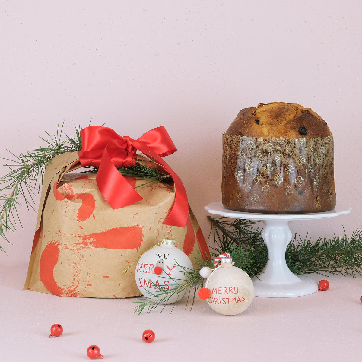 Sacchetto porta panettone avana con panettone vicino su tavola con elementi natalizi