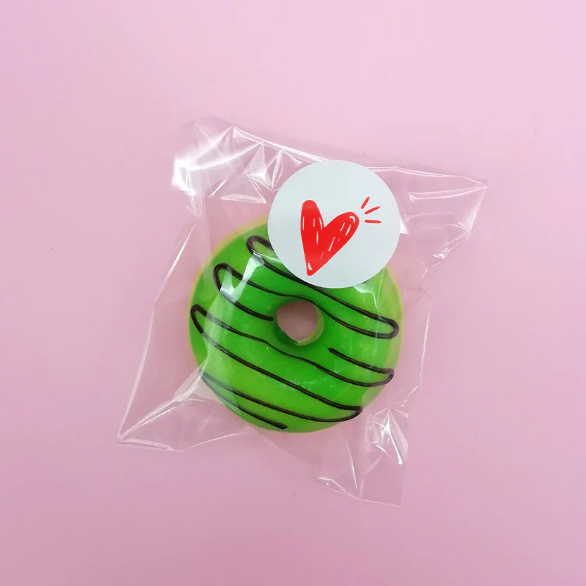 Sacchetto trasparente con ciambella verde dentro ed etichetta personalizzata 