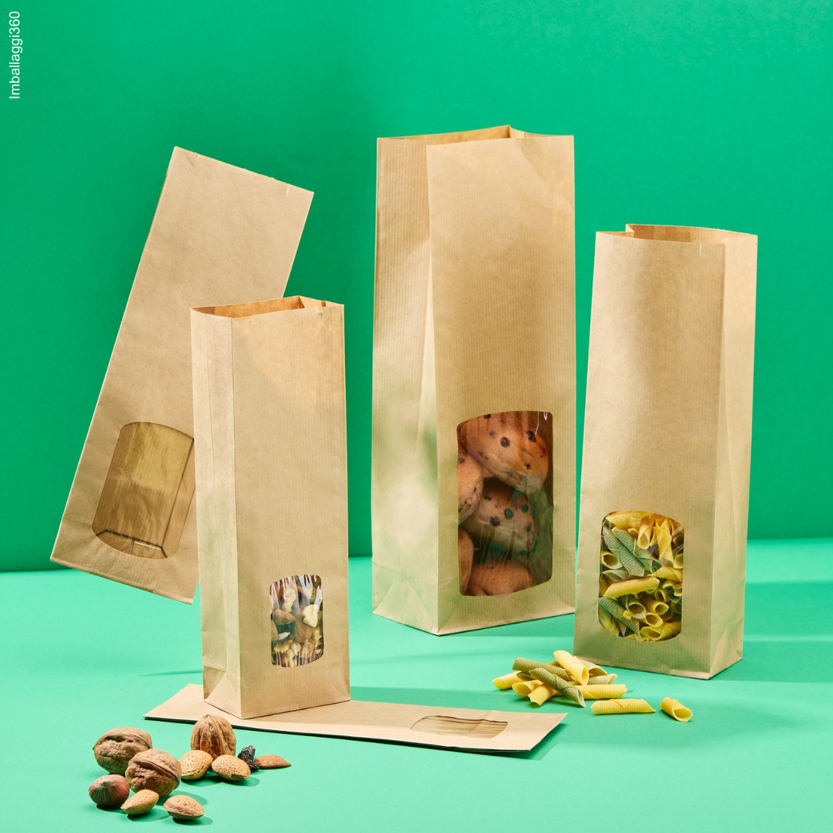 Sacchetto color avana di carta con finestra porta alimenti, mostrato con cibo all'interno ma anche vuoto, su sfondo verde