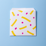 Sacchetto di carta antigrasso  per patatine da sporto, quadrata monoporzione, bianca con disegni gialli e viola 