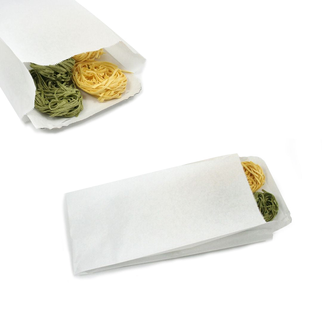 Sacchetto di carta bianco  con dentro vassoio con tagliatelle mostrato sull'apertura e di lato 
