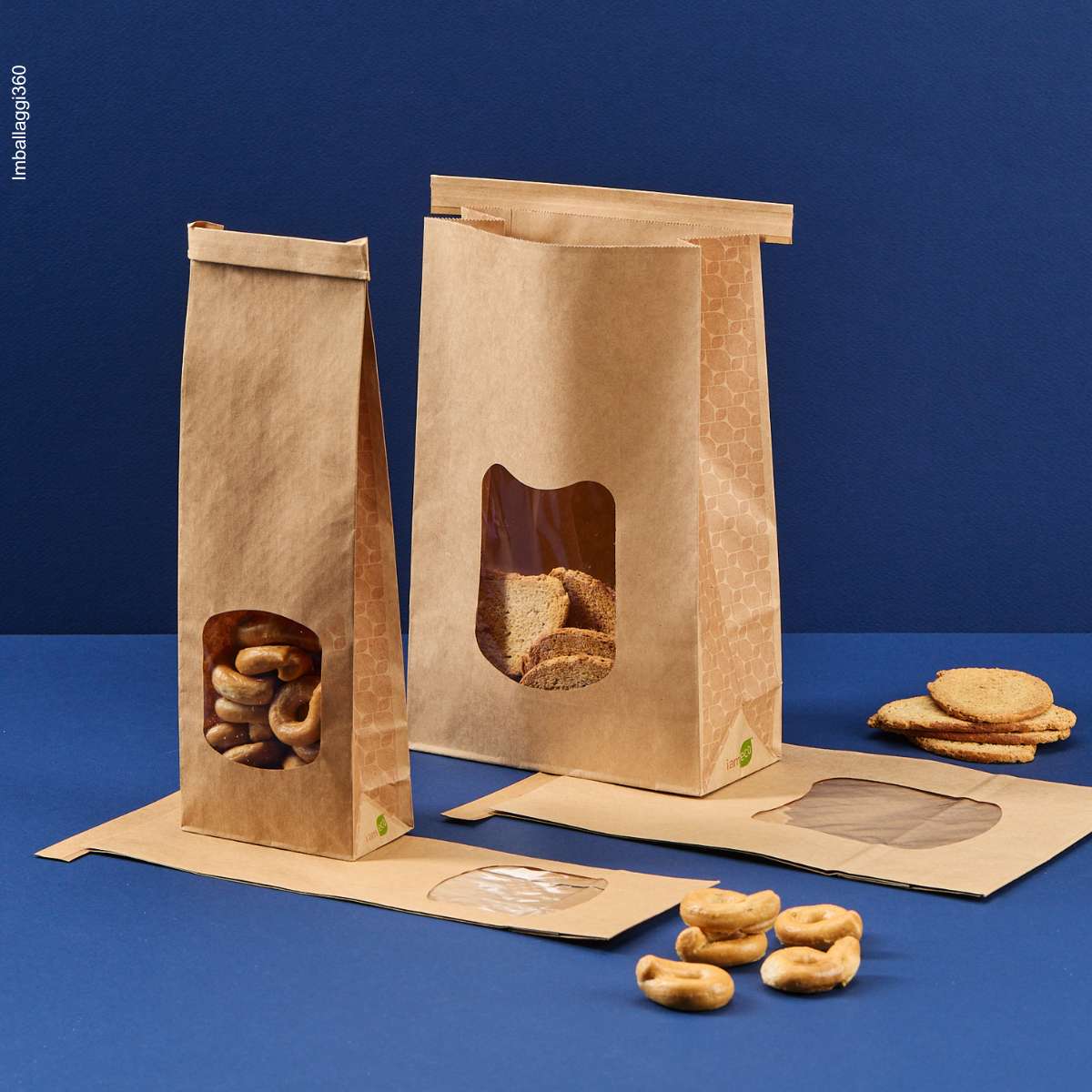 Sacchetto avana porta alimenti, con finestra, mostrato in due misure, ripieno di taralli e fette di pane. Mostrato anche steso