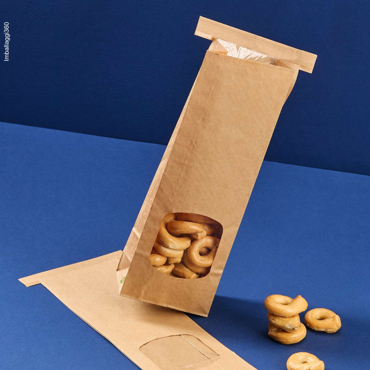Sacchetto porta alimenti color avana, con finestra, mostrato pieno di taralli ma anche steso e vuoto