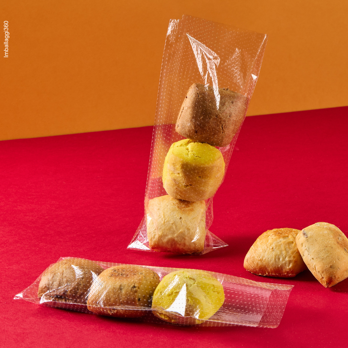Sacchetto microforato , mostrato con del pane, dentro, anche steso. Sfondo rosso e pane fuori