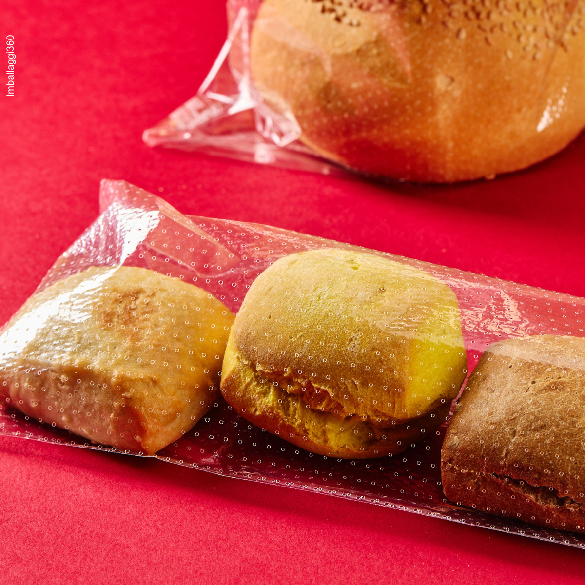Sacchetto microforato , mostrato con del pane, dettaglio, anche steso. Sfondo rosso
