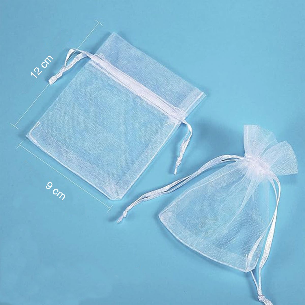 Sacchetto in organza con lacci, per confetti, mostrato aperto steso e chiuso e con indicazioni delle misure. Su sfondo azzurro