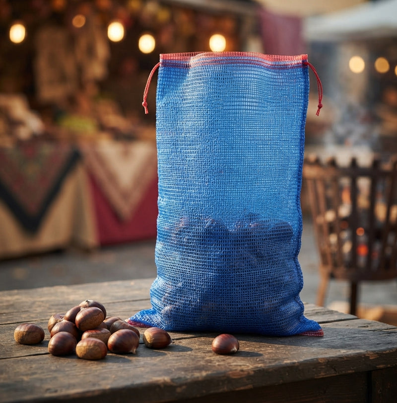 Sacchetto a rete blu pieno di castagne appoggiato su un tavolino