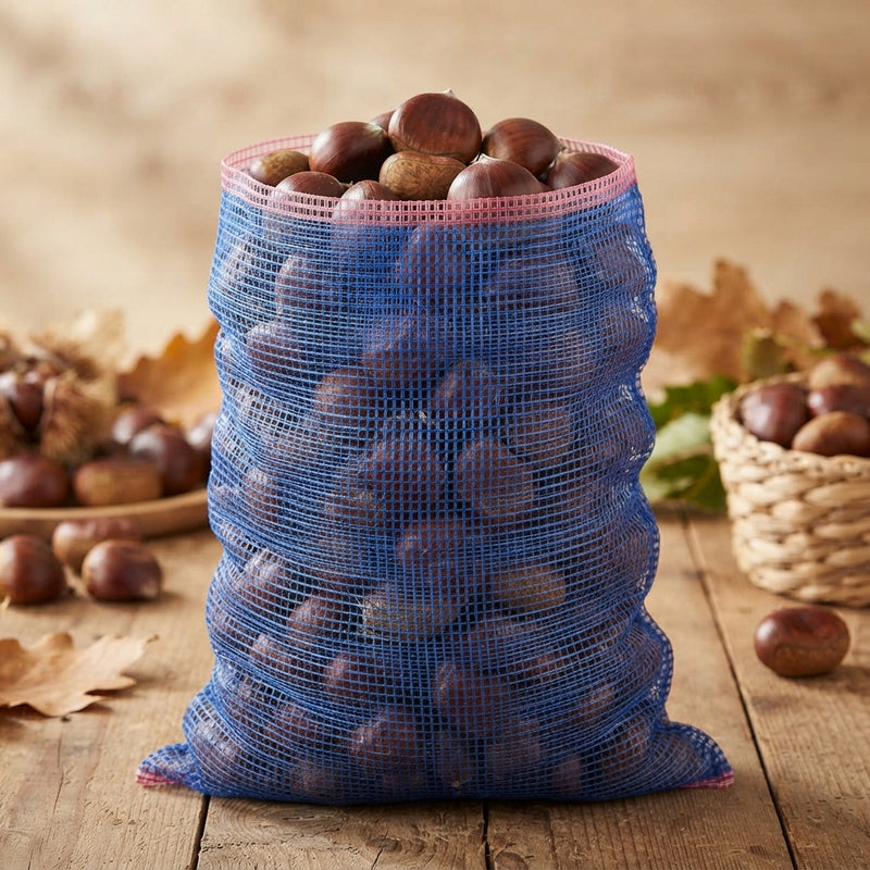 Sacchetto a rete blu pieno di castagne appoggiato su un tavolino