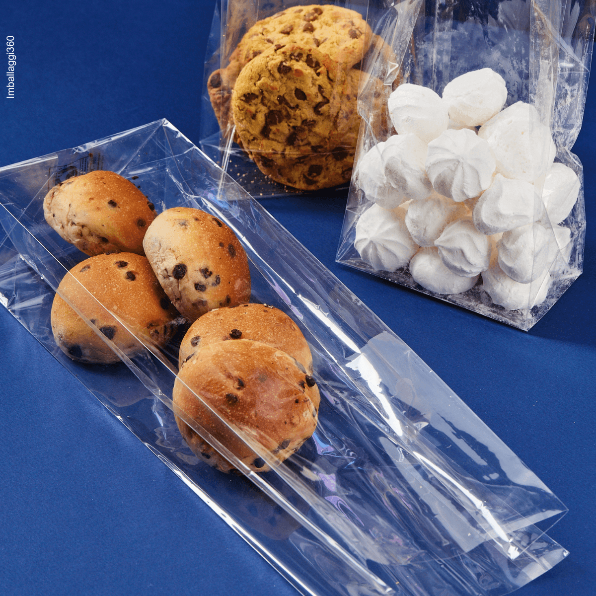 Sacchetto a fondo quadro, trasparente, ripieno di dolci, dettagli. Sfondo blu 