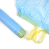 Sacchetto per pattumiera, azzurro, con lacci gialli, mostrato nel rotolo e dettaglio aperto sui lacci