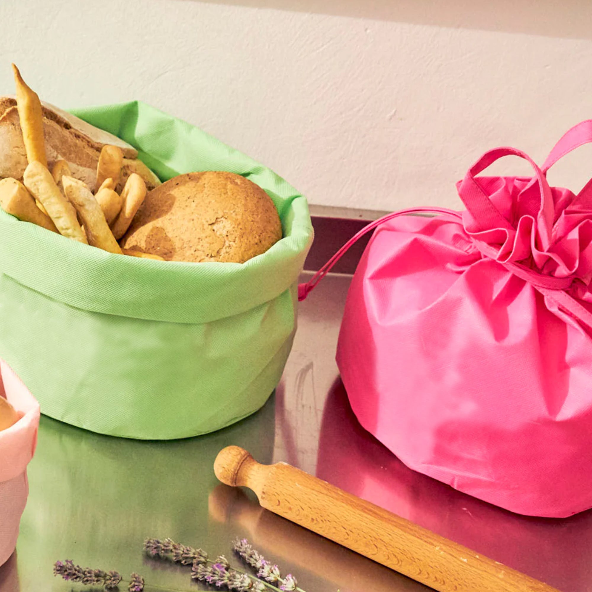 Sacchetto porta colomba pasquale  e porta panettone mostrato pieno sia nella versione fucsia, chiusa, che verde aperta 