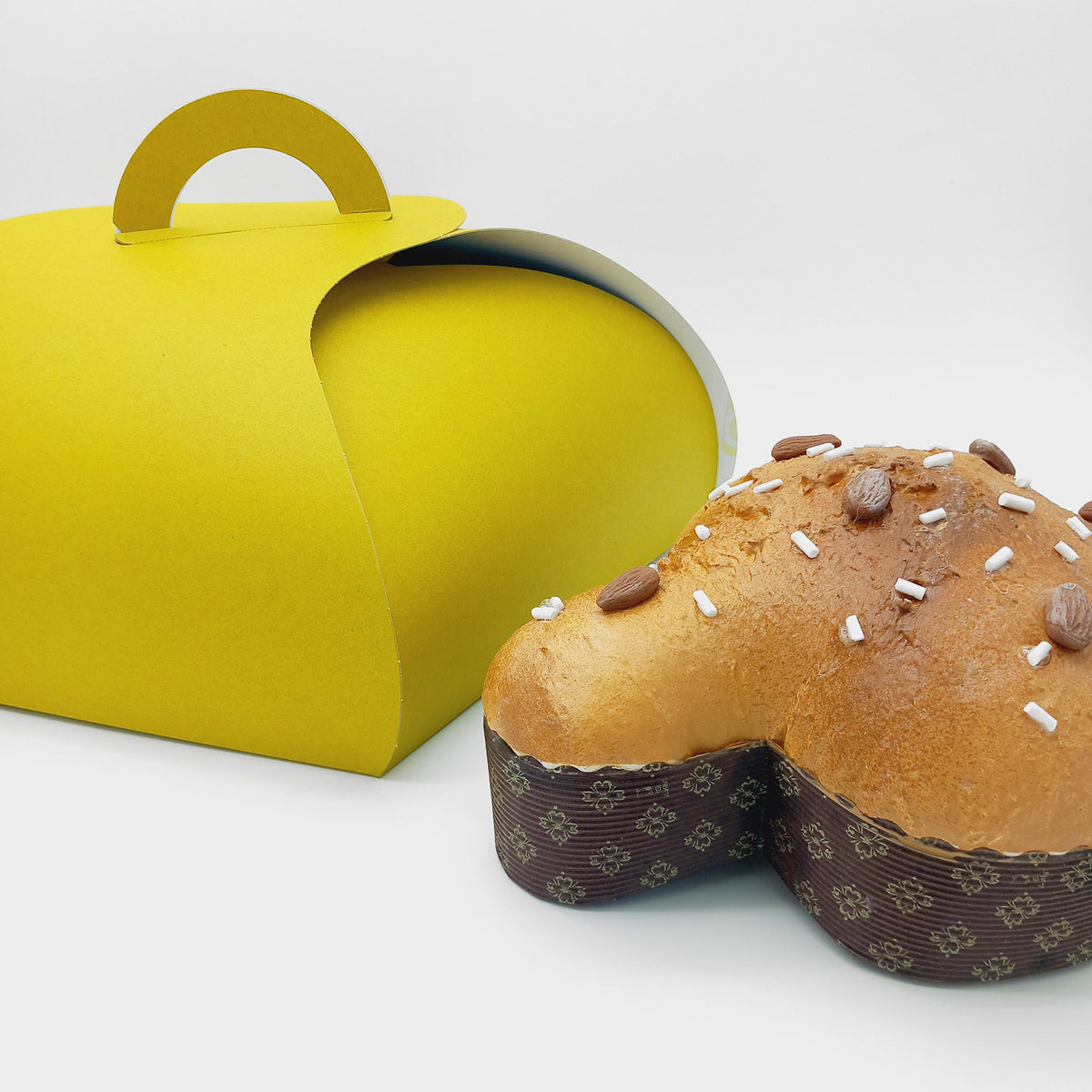 Scatola porta colomba pasquale color giallo con colomba vicino 