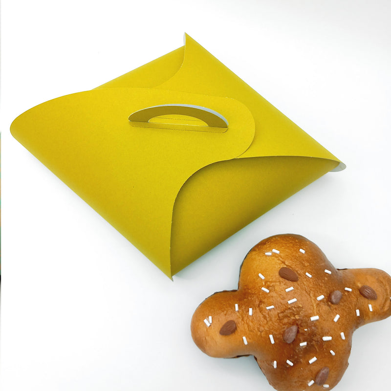 Scatola porta colomba pasquale color giallo con colomba vicino