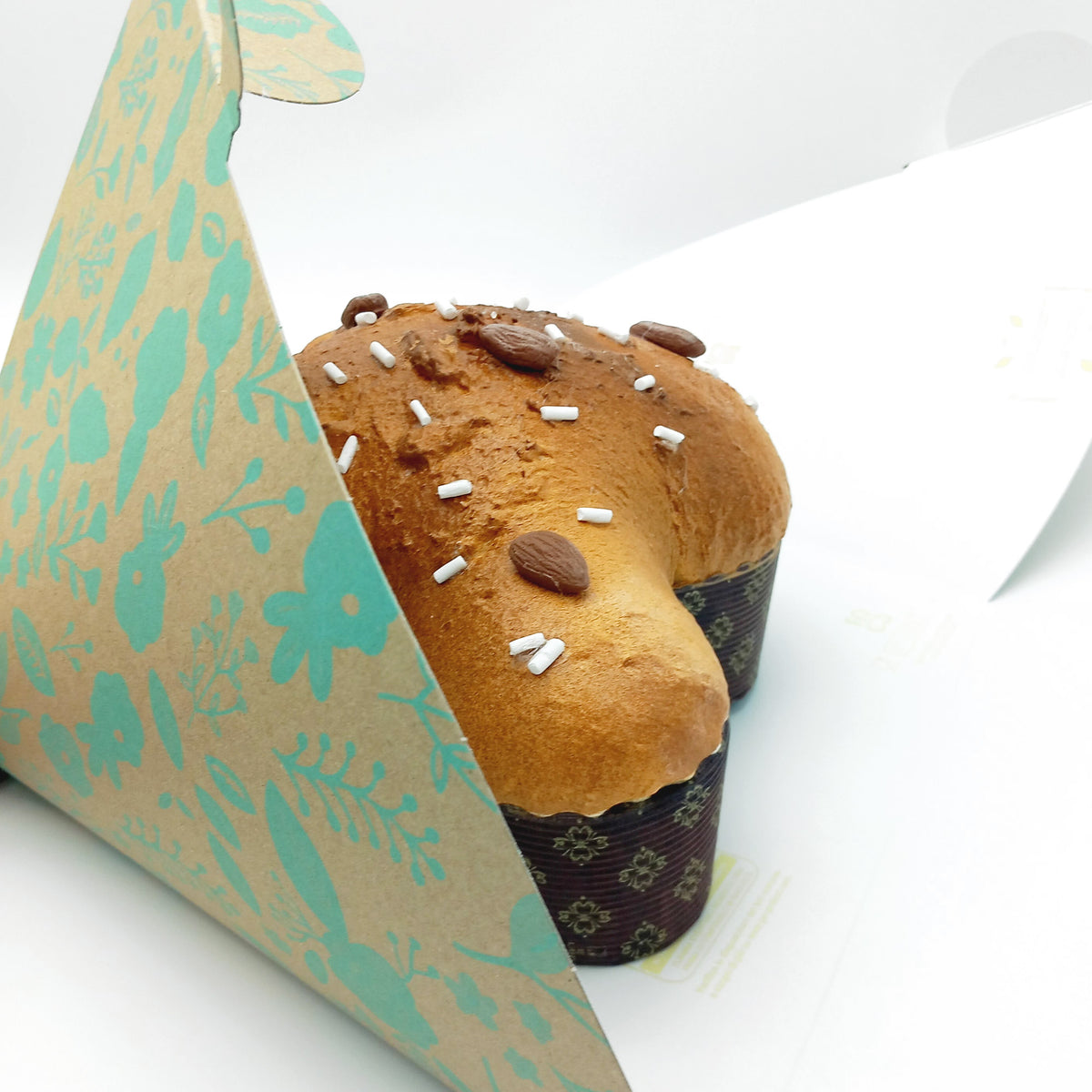 Scatola porta colomba pasquale color tiffany, dettaglio, con colomba dentro