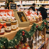 Bancone in alimentari pieno di confezioni a tema natalizio 