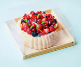 Scatola porta torte base quadrata color avana e coperchio alto rettangolare trasparente, con dentro una torta