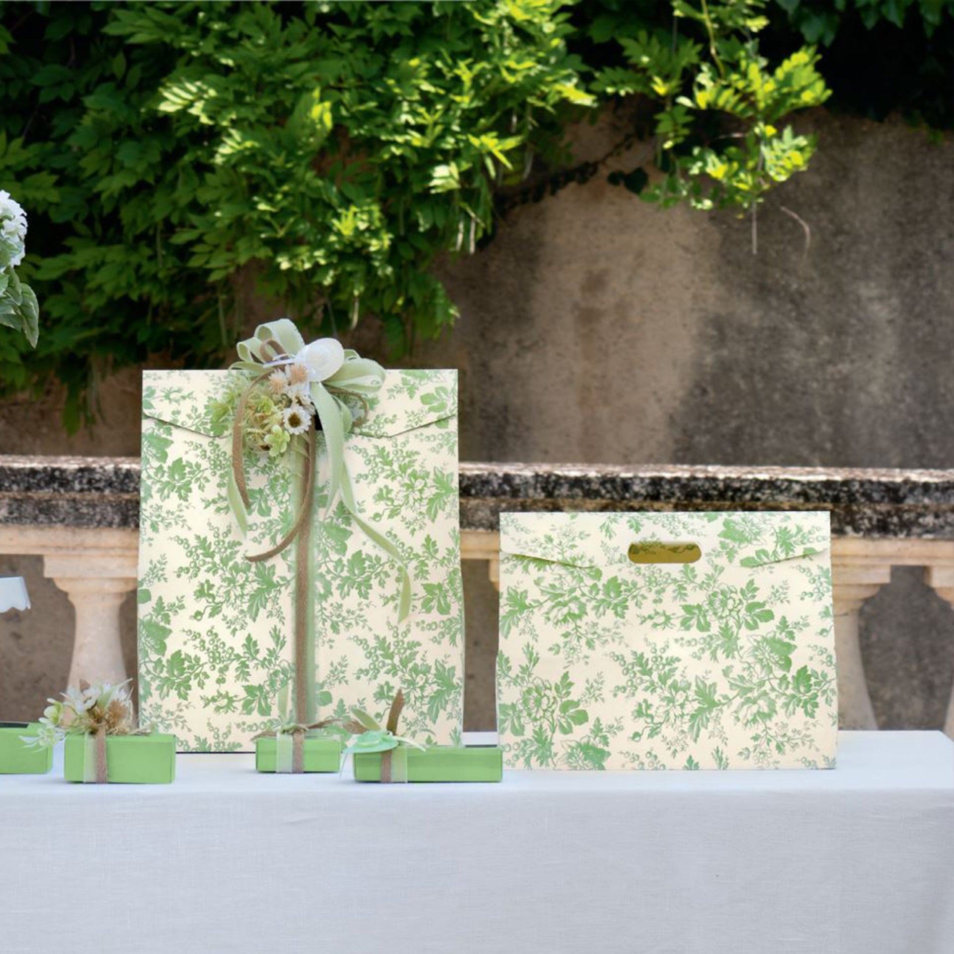 Set di scatole e buste con fantasie sul verde 