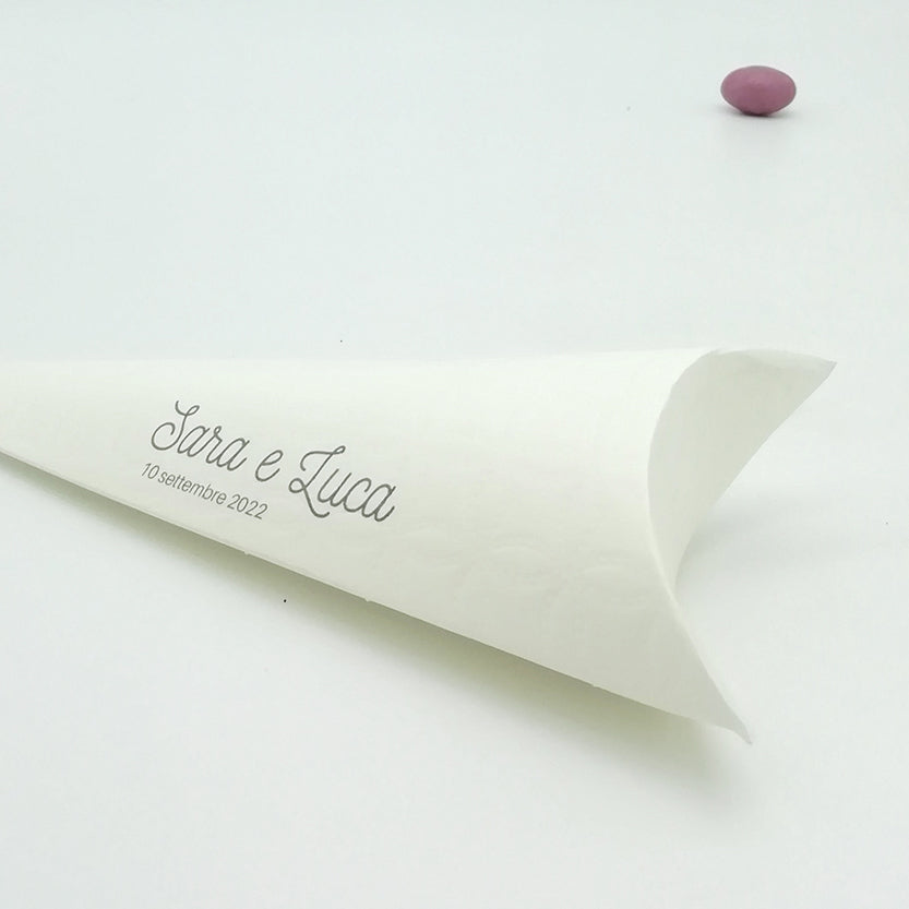 Scatola per bomboniere modello a forma di cono in cartone bianco personalizzabile