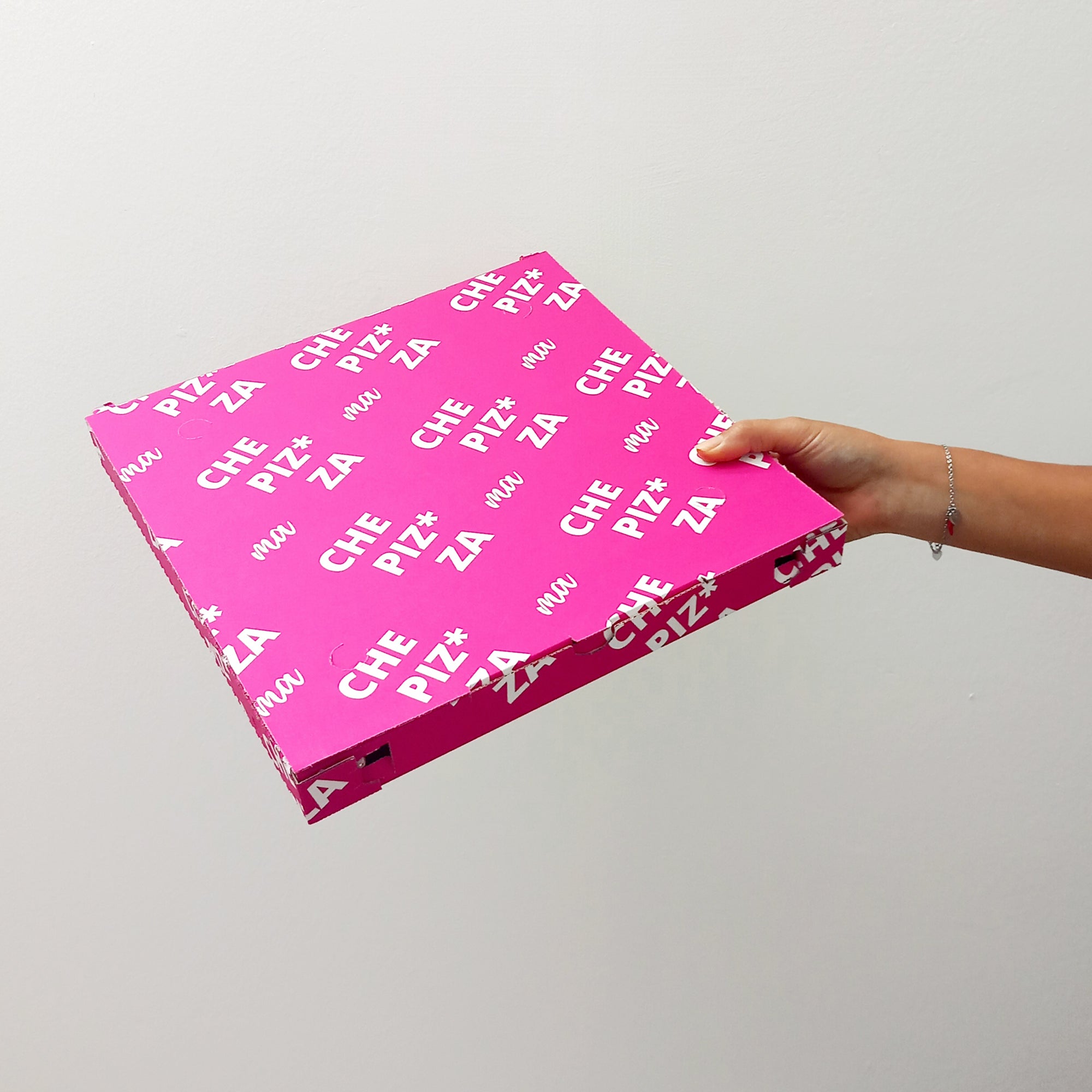 Mano che tiene scatola pizza  fucsia