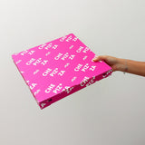 Mano che tiene scatola pizza  fucsia