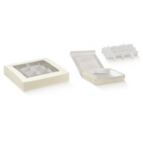 Scatola bianca con coperchio e  finestra mostrata chiusa e aperta con il divisorio estratto 