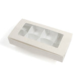 Scatola bianca con scomparti e coperchio con finestra vuota