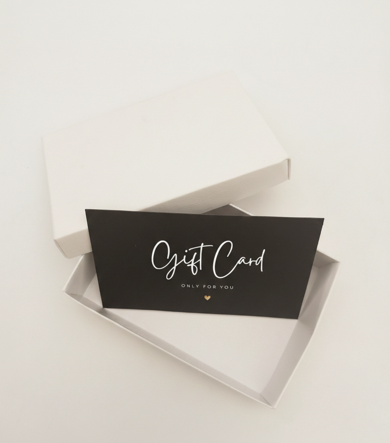 Scatola bianca porta gift card aperta con gift card nera inserita 