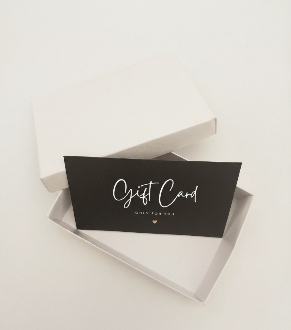 Scatola bianca porta gift card aperta con gift card nera inserita 