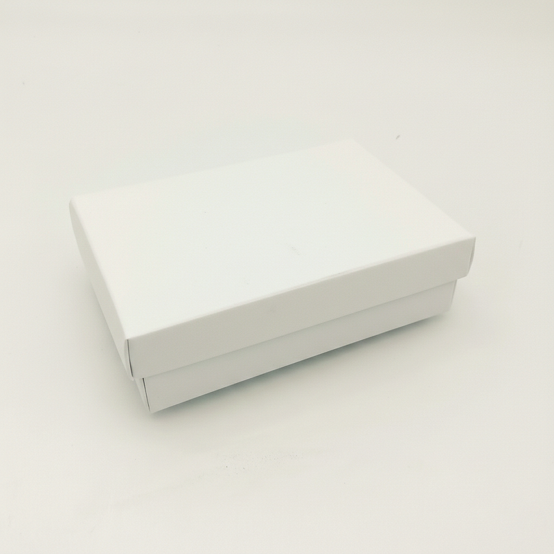 Scatola bianca gift card chiusa 