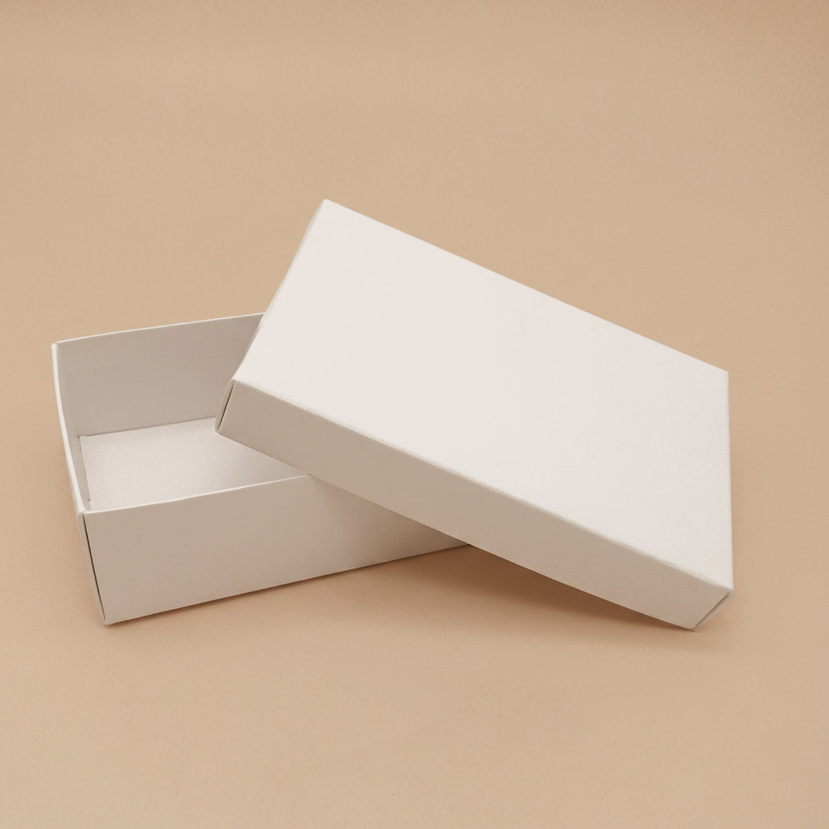Scatola bianca porta gift card aperta e vuota 