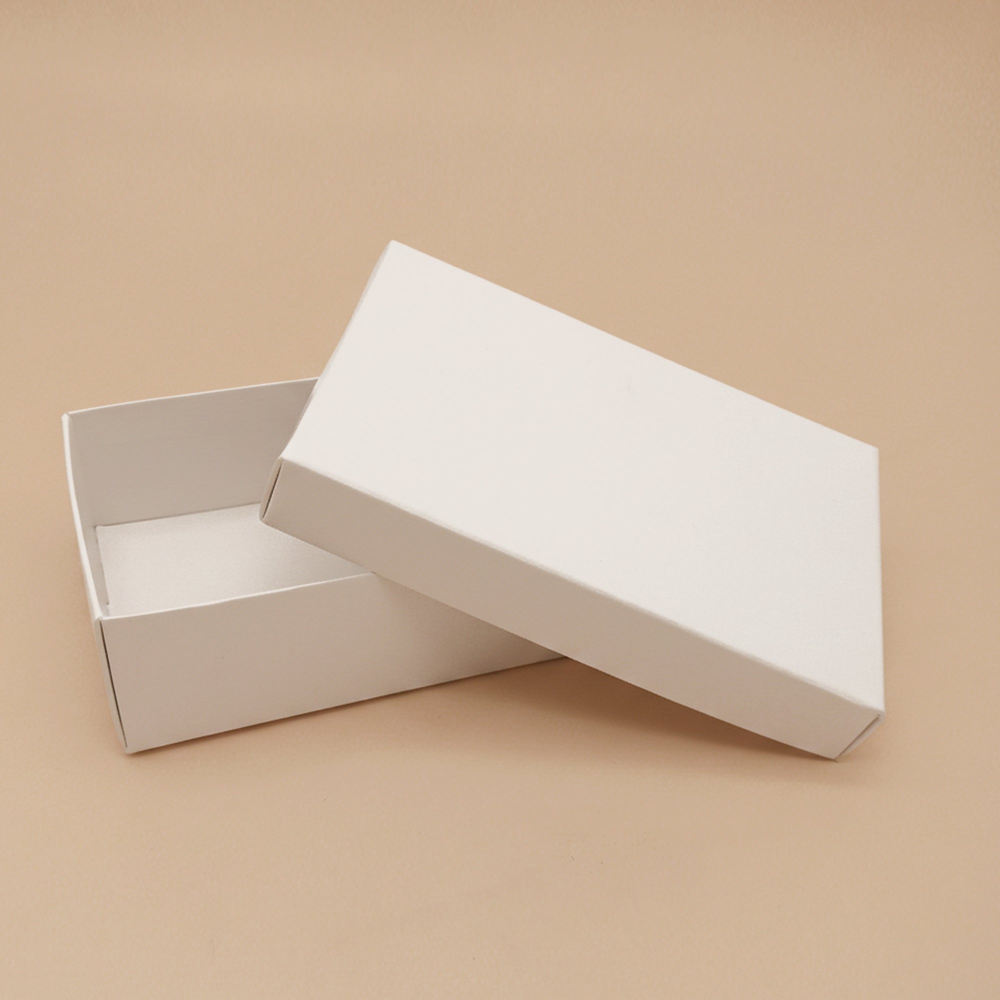 Scatola bianca porta gift card aperta e vuota 