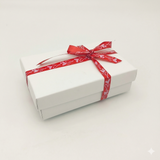 Scatola bianca porta gift card chiusa con nastro rosso e cuori bianchi 
