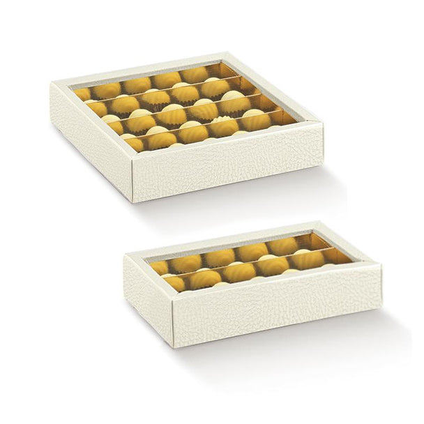 Scatola bianca con finestra interno oro e divisori due misure diverse piene di pasticcini 