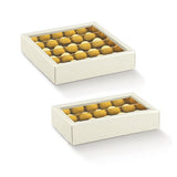 Scatola bianca con finestra interno oro e divisori due misure diverse piene di pasticcini 
