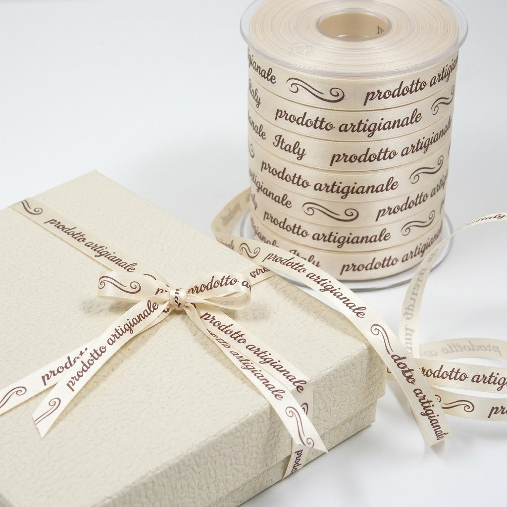 Scatola bianca con nastro prodotto artigianale