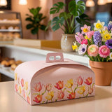 Scatola porta colomba fantasia tulipani su tavolo di un bar con vicino vaso di fiori 