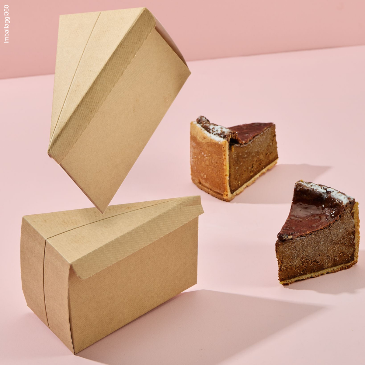 Scatola fetta torta avana, mostrata chiusa e con due fette di torta al cioccolato vicino