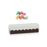 Scatola per macarons marrone , con vicino macarons 