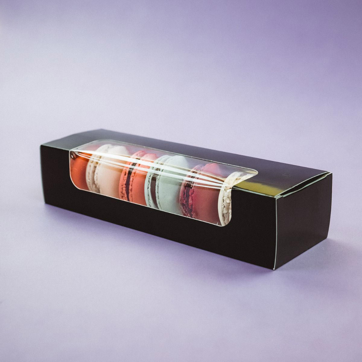 Scatola per macarons nera di cartone con finestra e macarons dentro