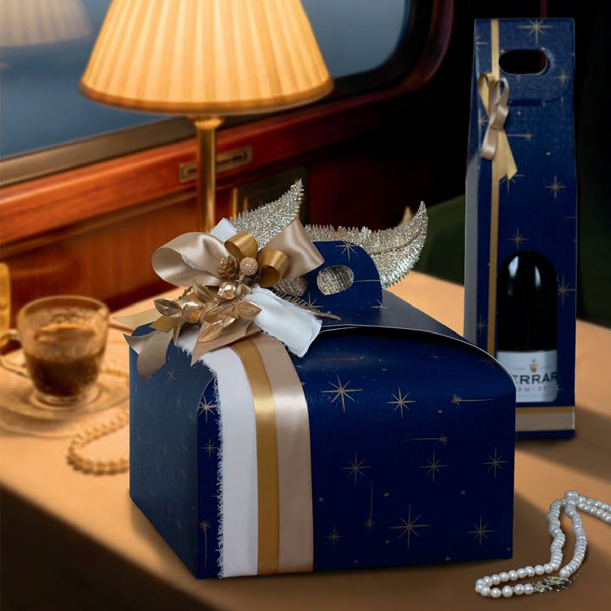 Scatola porta panettone blu con stelle dorate