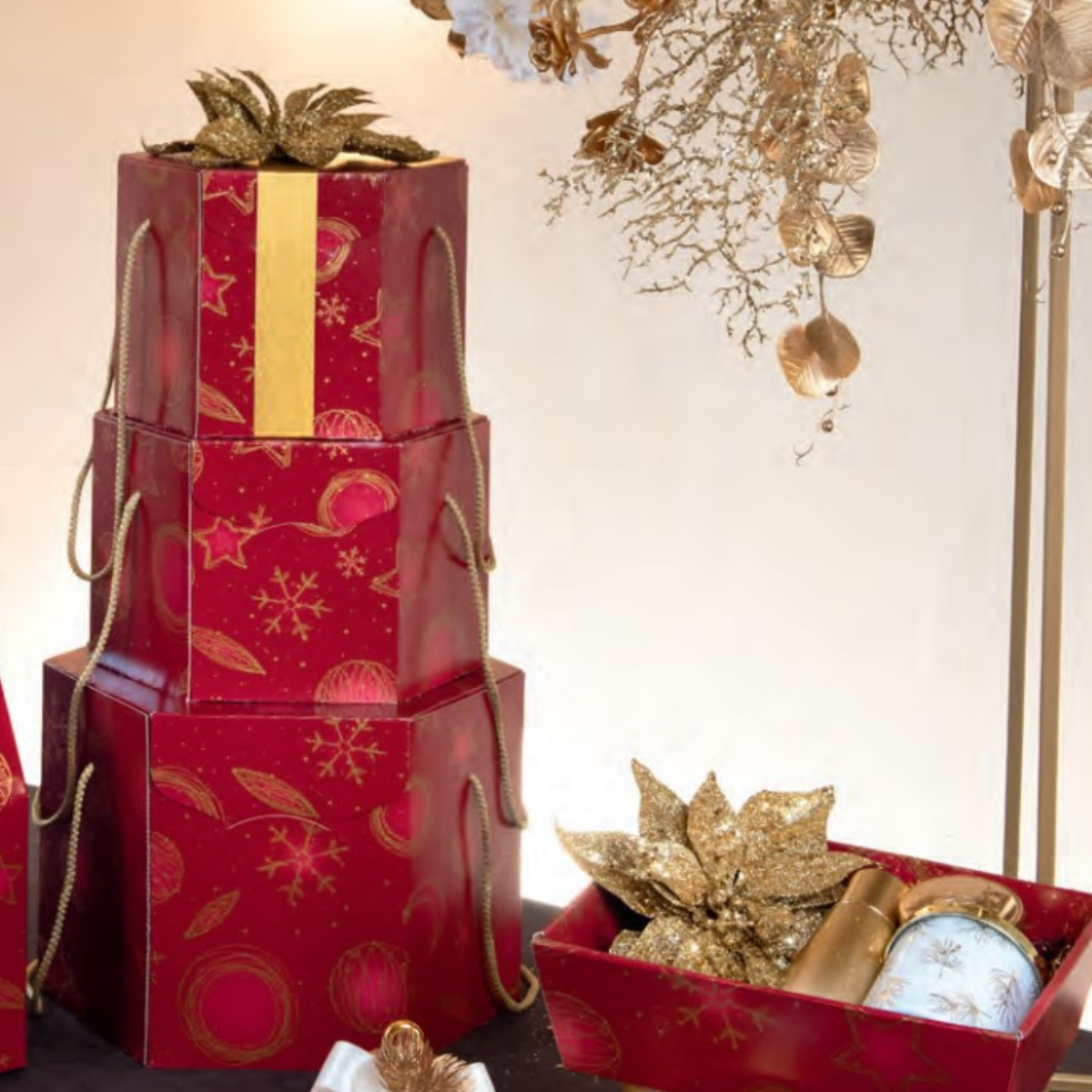 Scatole rosse ottagonali natalizie rosse impilate